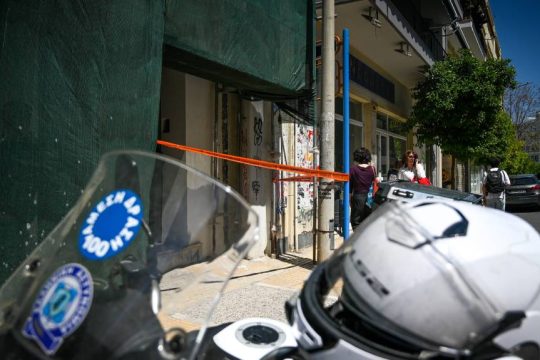 Επίθεση σε ΕΦΚΑ και Λουκάρεως: Πώς ο 89χρονος ξέφυγε από τους αστυνομικούς - Η εκδοχή της ΕΛ.ΑΣ. για το διπλό περιστατικό